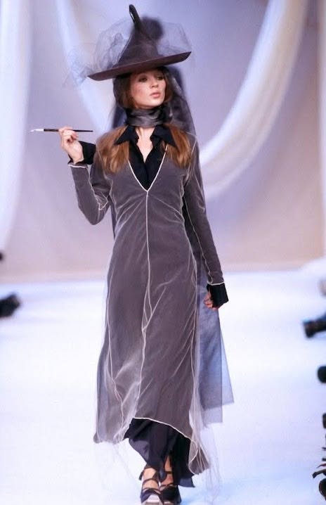 Inspiration déguisement : sorcière chic en gris et chapeau